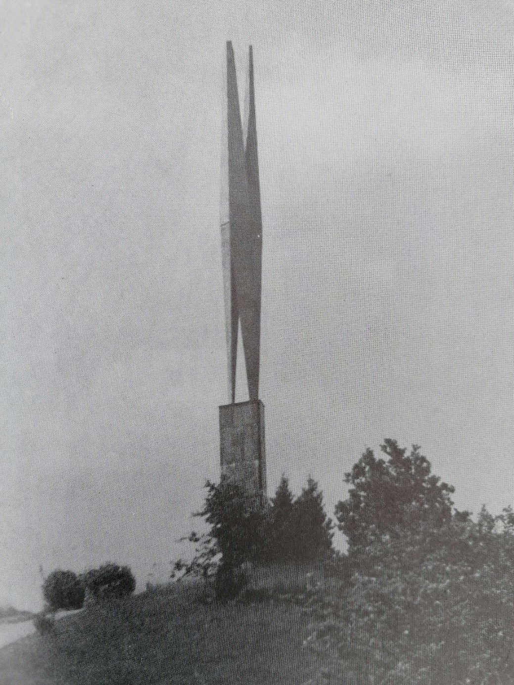 Источник: Občinski odbor ZZB NOV Novo mesto 1972, Spomeniki naj govore, str. 133 (Региональный комитет Союза объединения ветеранов в поддержку ценностей НОБ, г.Ново-Место, 1972 г., «Пусть памятники говорят», стр. 133.)